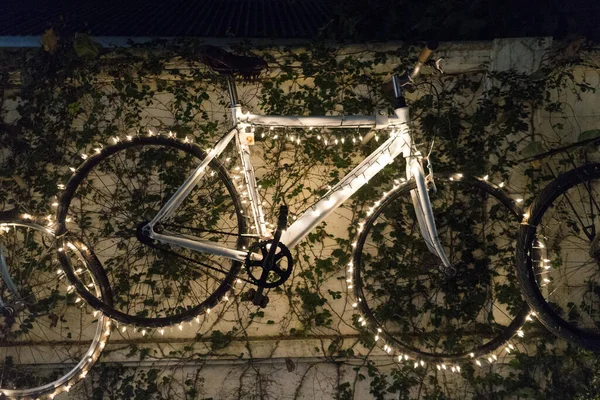 Декоративный Белый Велосипед Подсвеченный Огнями Висящими Стене — стоковое фото