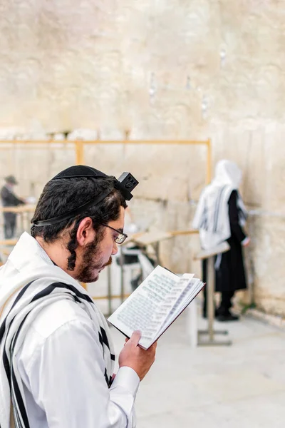 Vertical Shot Young Jewish Man Praying Phylacteries Western Wall Jerusalem — Stock Photo, Image