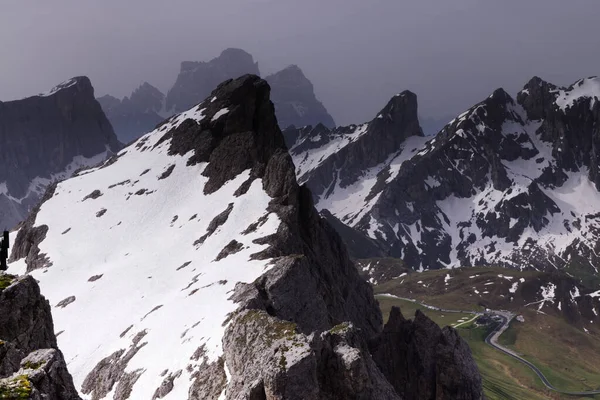 Piękny Widok Wysokie Skaliste Góry Częściowo Pokryte Śniegiem — Zdjęcie stockowe