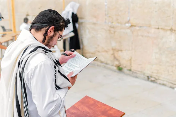 Young Orthodox Jewish Man Praying Tefillin Western Wall — Stock Photo, Image