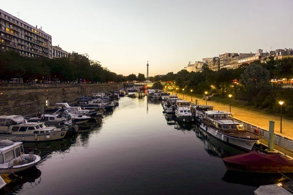 2019年7月10日 法国巴黎 位于圣马丁运河 Canal Martin 的一个有船只和地铁站的公园的夜景 — 图库照片