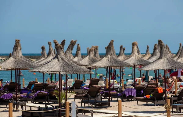 Mangalia Romania Aug 2021 Sunlalers Beach Umbrellas Beach Sunday Romania — 스톡 사진