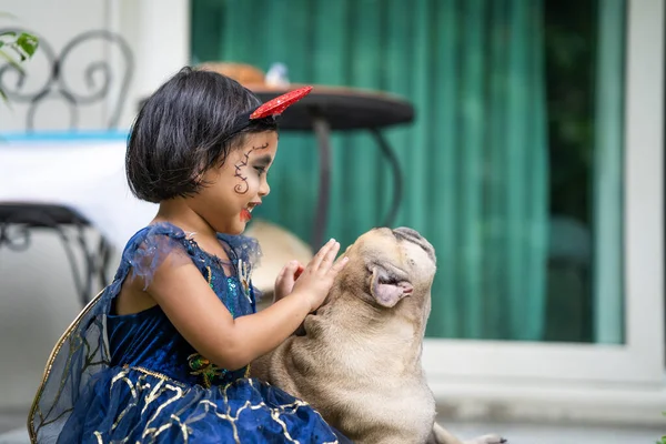 一位可爱的东南亚女孩 穿着万圣节服装 化着她的法国斗牛犬 — 图库照片