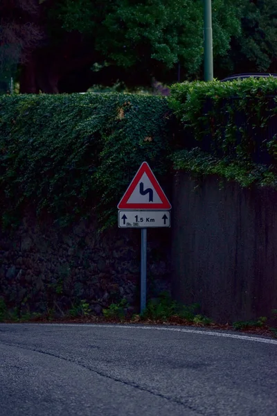 交通警告标志的特写镜头 — 图库照片