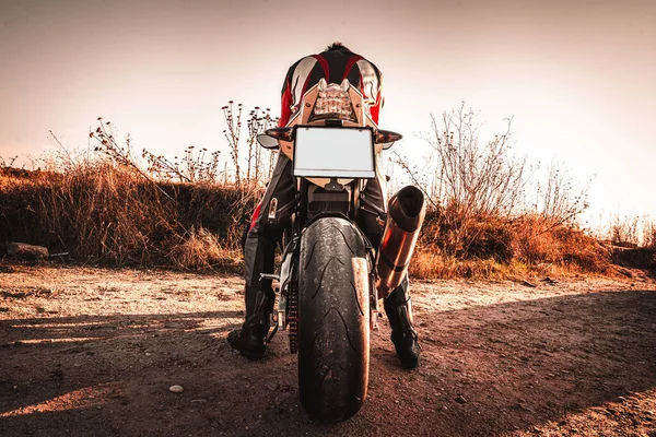 Прохолодний Мотоцикл Велосипедистом Стоїть Бездоріжжі Під Чистим Небом — стокове фото