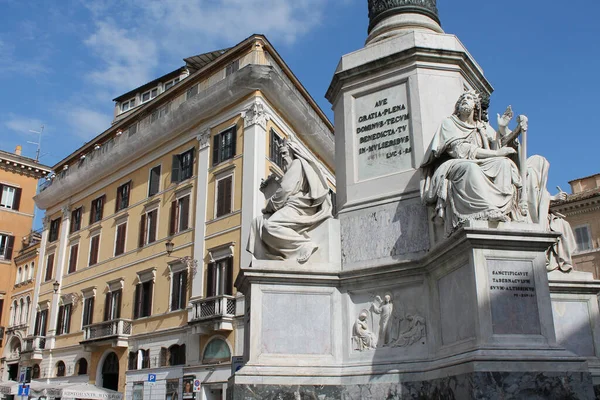Eine Schöne Aufnahme Der Skulpturen Auf Der Piazza Spagna Und — Stockfoto
