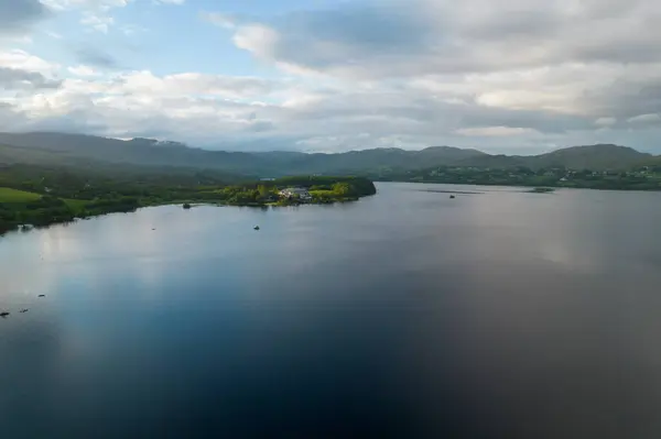 Krajina Jezera Obklopená Kopci Zelení Venkově — Stock fotografie