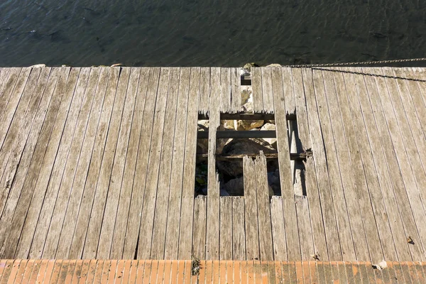 Muelle Madera Con Una Parte Dañada Que Causa Una Pasarela —  Fotos de Stock