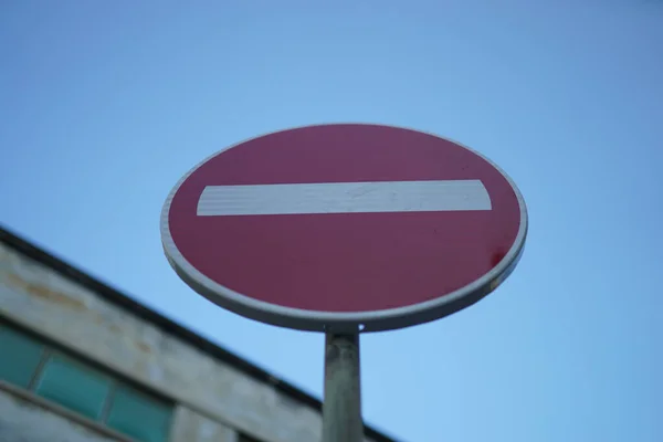 Een Lage Hoek Van Een Rood Niet Binnengaan Teken Straat — Stockfoto