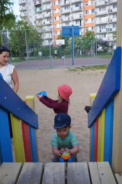 波兰波兹南市 波兹南市 波兹南市 一个游乐场 孩子们在木制五彩缤纷的设备上玩耍 — 图库照片