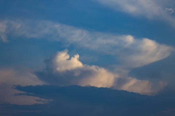 Cumulus Felhők Cirrus Pelyhek Rétegei Árnyékban Ragyogó Élénk Színes Naplemente — Stock Fotó