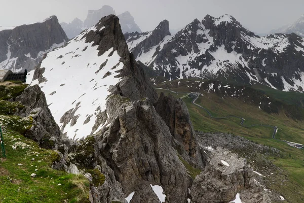 Güzel Bir Yüksek Kayalık Dağ Manzarası Kısmen Karla Kaplı — Stok fotoğraf