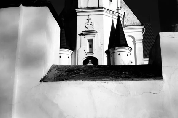 晴れた日に古い教会の白黒のショット — ストック写真