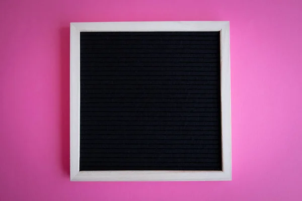 Horní Pohled Záběr Prázdné Tabule Bílým Rámečkem Růžovém Pozadí Kopírovacím — Stock fotografie
