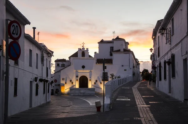 Het Straatbeeld Bij Zonsondergang Spaans Wit Dorp Mijas Andalusië Spanje — Stockfoto