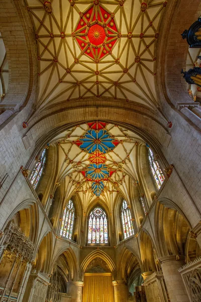 Tewkesbury United Kingdom 2014 Vertical Low Angle Shot Abbey Church — 스톡 사진