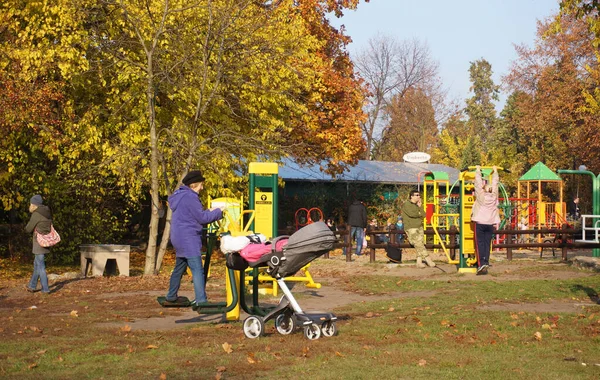 Poznan ポーランド 2015年12月13日 ポズナンの秋の公園で屋外フィットネス機器を使用する人々 — ストック写真