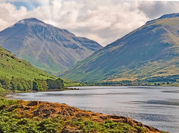 Les Rayons Soleil Matin Tombant Sur Wast Water Par Derrière — Photo