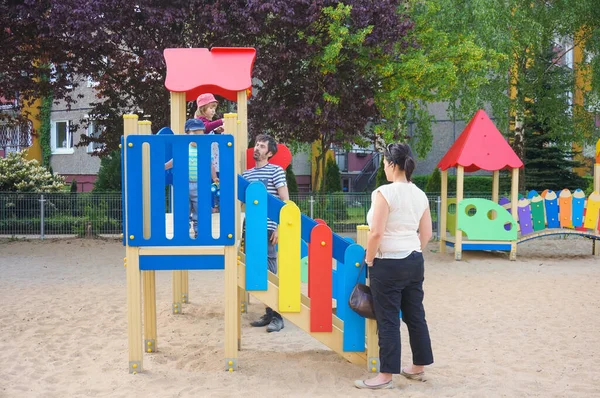 Poznan Polen Mai 2016 Eine Frau Und Ein Mann Stehen — Stockfoto