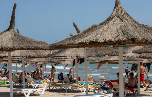 Satur Romania Aug 2021 루마니아 토성의 해변에서 우산을 관광객들 일광욕을 — 스톡 사진