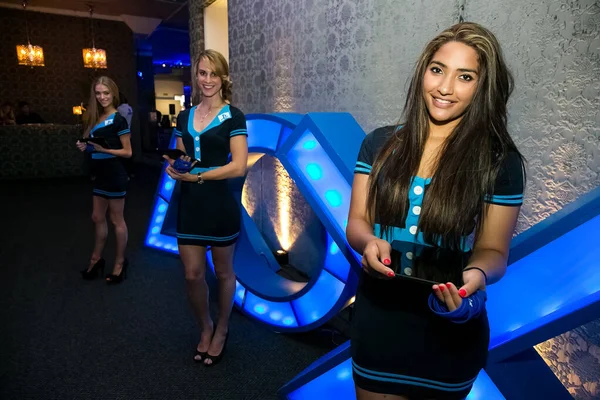 Johannesburg South Africa Aug 2021 Waitress Holding Tray Welcome Drinks — Stock Photo, Image