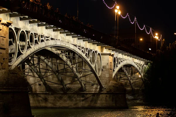 Bir Gece Şehrindeki Köprünün Yakın Plan Çekimi — Stok fotoğraf