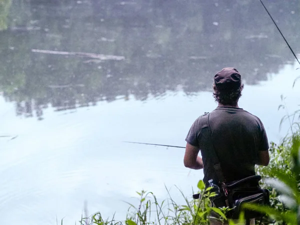 Вид Сзади Человека Ловящего Рыбу Реке — стоковое фото