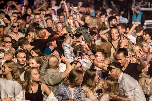 Tisvildelej Dánia 2021 Július Fiatalok Sokasága Szórakozik Dániai Tisvildelej Ben — Stock Fotó