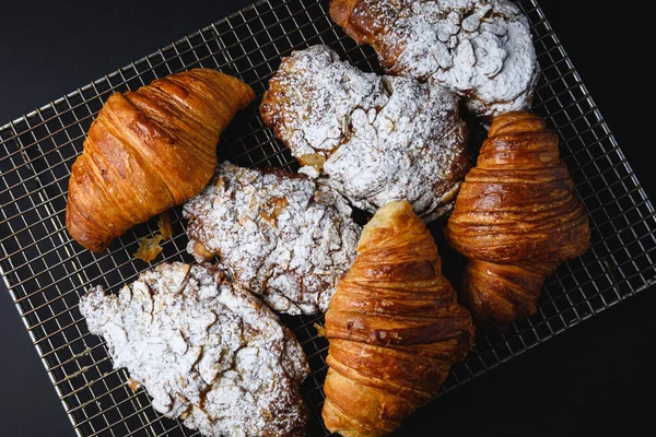 Une Vue Dessus Délicieux Croissants Français Fraîchement Cuits Avec Sucre — Photo