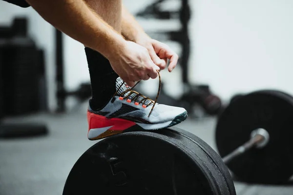 Hombre Atando Bota Barra Gimnasio —  Fotos de Stock