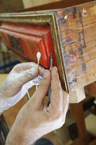 빈티지 선반을 복구하는 사람의 클로즈업 — 스톡 사진