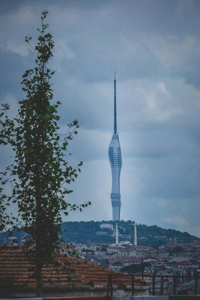 Istanbul Turquía Julio 2021 Disparo Vertical Torre Estambul Bajo Cielo — Foto de Stock