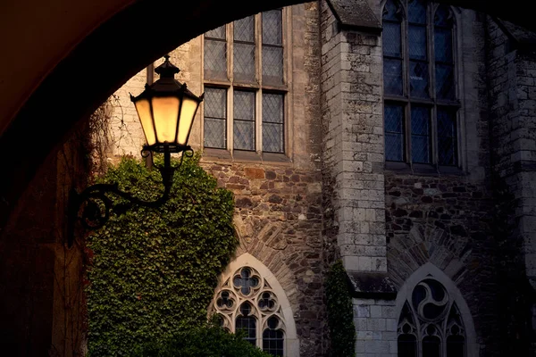 Яскравий Жовтий Ліхтар Перед Середньовічною Церквою Високими Вікнами Кам Яними — стокове фото