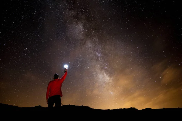 Macho Sosteniendo Una Linterna Iluminada Bajo Cielo Estrellado Una Galaxia — Foto de Stock