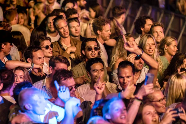 提斯维德里耶 丹马克 2021年7月23日 一群年轻人在丹麦提斯维勒吉的音乐节晚上玩乐 — 图库照片