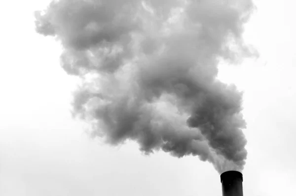 工場のパイプから出てくる煙の黒と白のショット — ストック写真