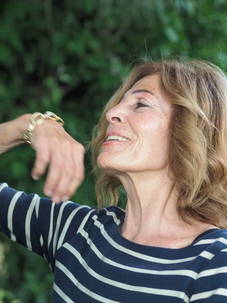 Una Donna Matura Italiana Posa Parco Sfondo Verde Vegetazione — Foto Stock