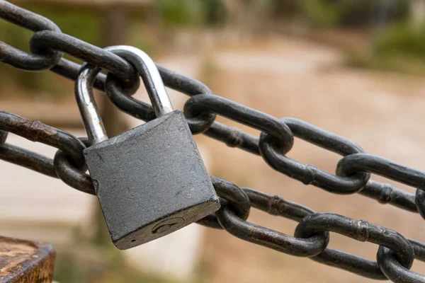 Een Closeup Van Een Hangslot Een Ketting — Stockfoto