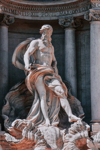 晴れた日にイタリアのローマにあるトレビの泉の彫像の垂直ショット — ストック写真