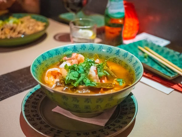 Sepiring Sup Asia Disebut Oleh Tom Yum Kung Dengan Nasi — Stok Foto
