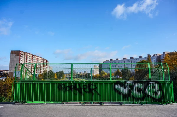Poznan Poland Okt 2016 Grön Metallbarriär Med Graffiti Bro Poznan — Stockfoto