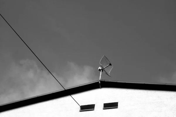 Bir Binanın Çatısındaki Antenin Siyah Beyaz Görüntüsü — Stok fotoğraf
