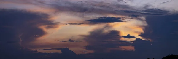 Panorama Etéreo Decoración Paisaje Nublado Colores Pictóricos Con Magenta Vibrante — Foto de Stock