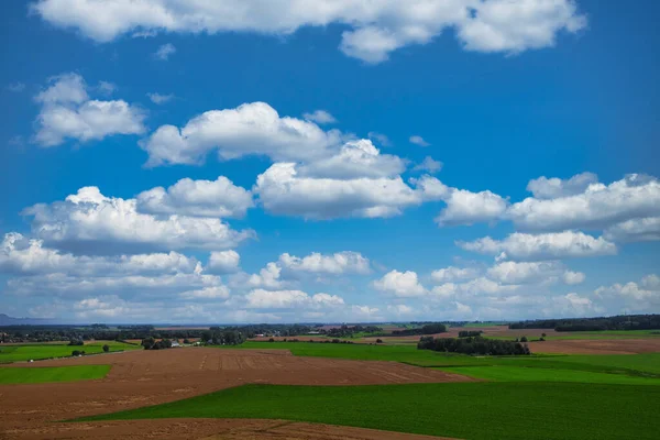 Okouzlující Výhled Krajinu Zelenými Plochami Proti Modré Oblačné Obloze — Stock fotografie