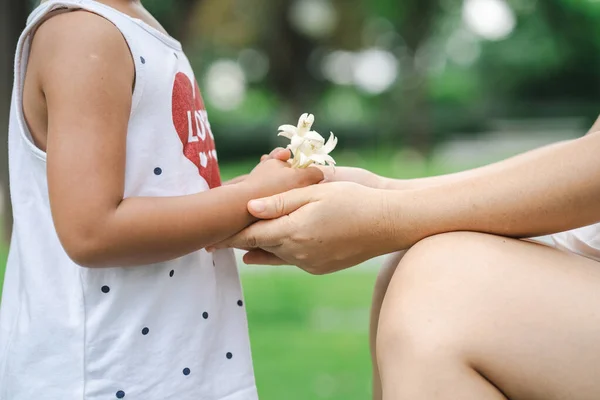 Een Vrouwelijke Handen Houden Handen Van Een Klein Meisje Met — Stockfoto