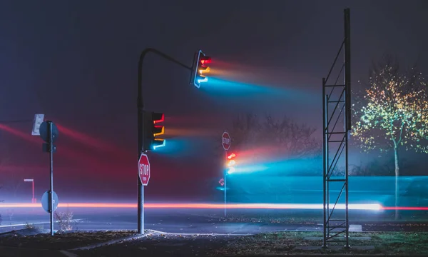 夜の霧の多い通りの街路灯 — ストック写真