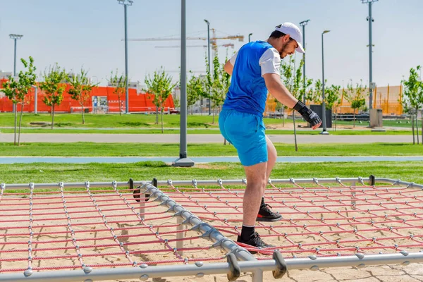 Jeune Sportif Expérimenté Entraîne Sur Sentier Remise Forme Difficile Dans — Photo