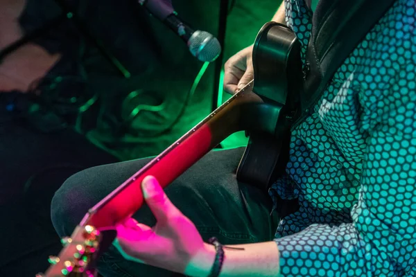Konserde Sahnede Gitar Çalan Gömlek Giyen Bir Adamın Yakın Çekim — Stok fotoğraf