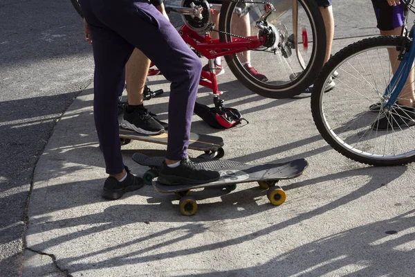 Closeup Feet Boys Skateboards Bicycles Standing Paved Ground — Stock Photo, Image