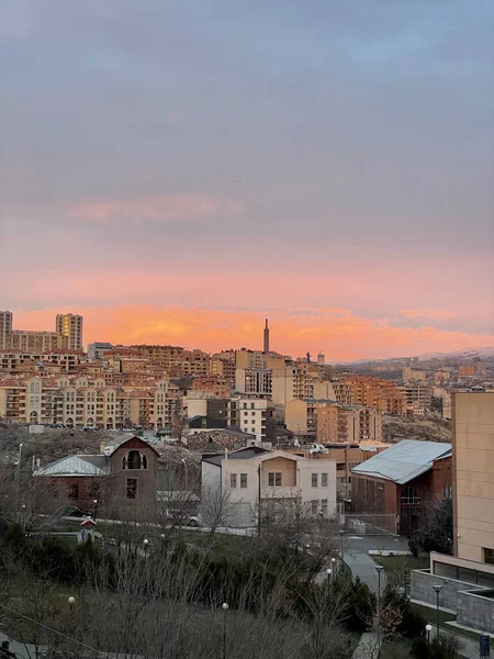 Una Toma Vertical Una Hermosa Puesta Sol Sobre Ciudad —  Fotos de Stock